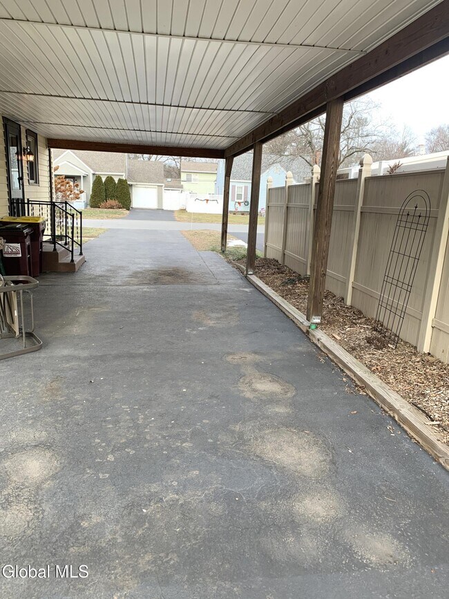 Building Photo - 15 Grounds Pl