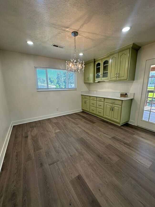 Building Photo - Deposit Moves You In! Modern 4-Bedroom Hom...