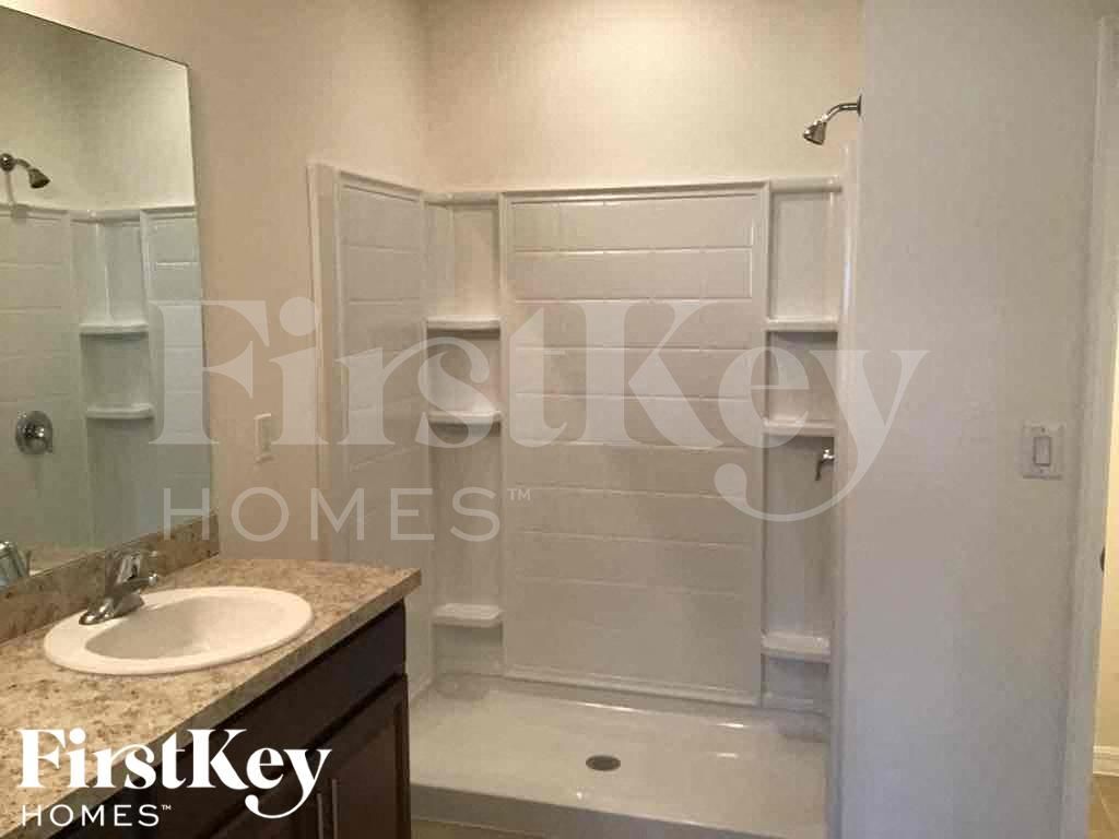 Building Photo - 411 SE 24th St