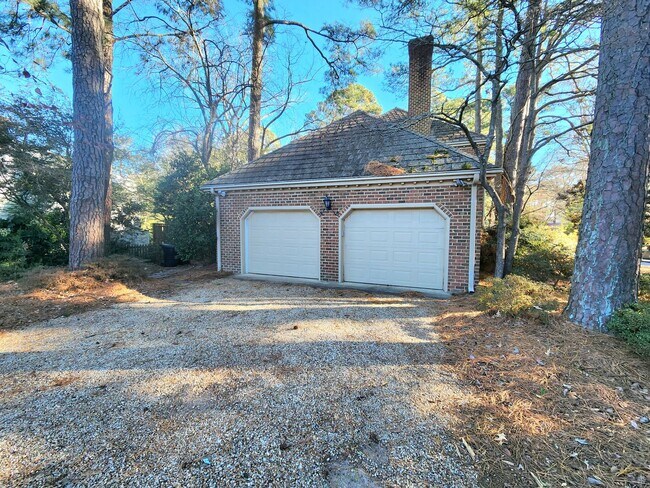 Building Photo - Sprawling Home in Bay Colony