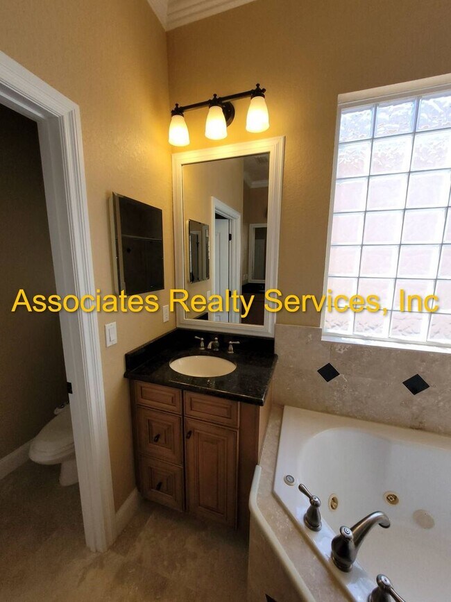 Building Photo - Beautiful 3 Bed / 2 Bath Home in Willow Oa...