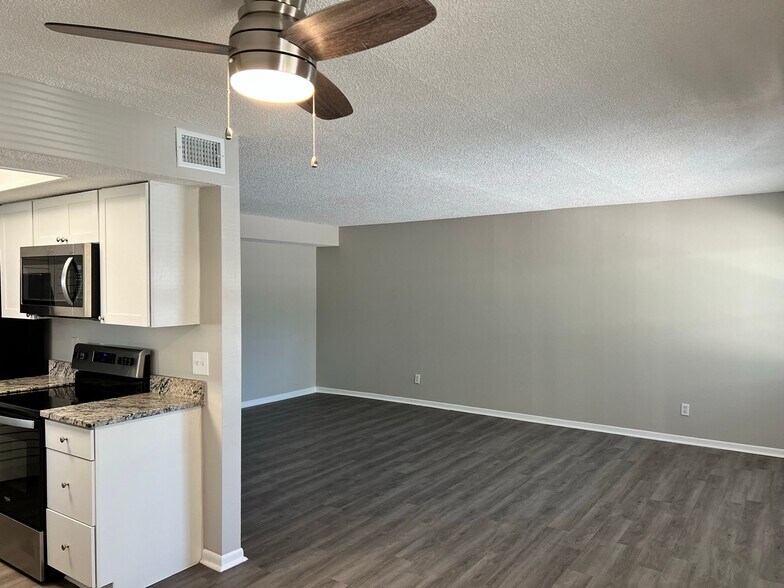 Building Photo - 2 Bed/1 Bath - Unit 106