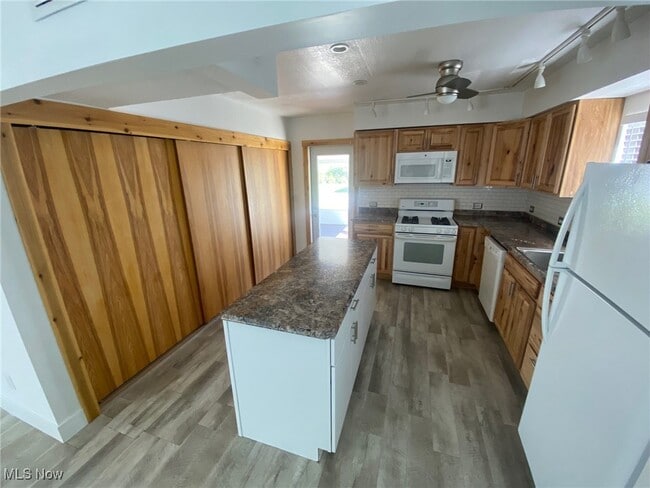 Building Photo - 29520 Cresthaven Dr