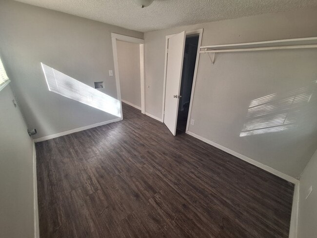 Building Photo - 2 bedroom, 2 living and 1 bath