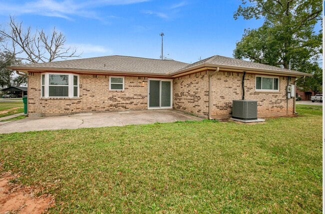 Building Photo - 201 San Saba St