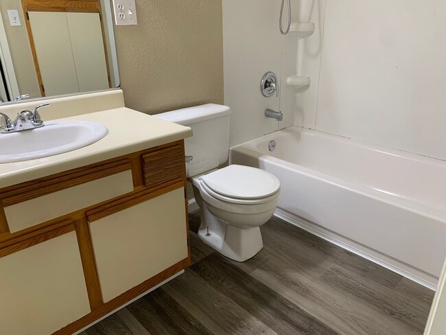 Building Photo - Ready for Move In! Townhome in Brentwood G...