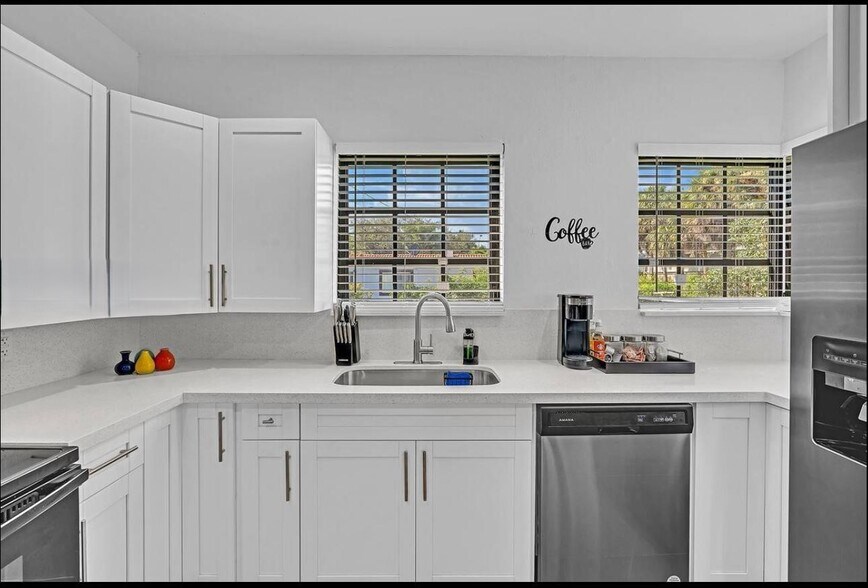 Building Photo - 860 NW 17th Ct