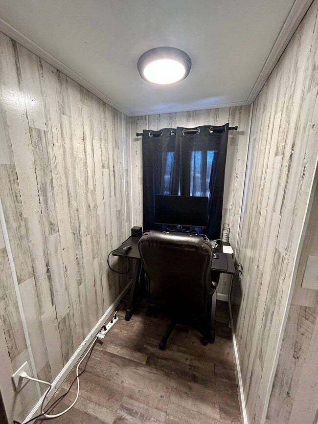 Building Photo - AVAILABLE JUNE - Updated 4 Bed 2 Bath