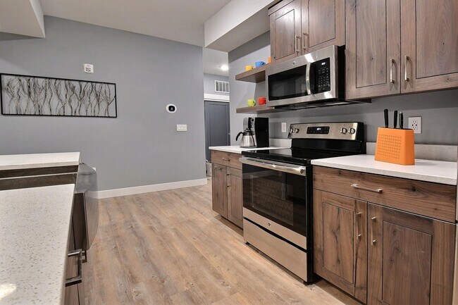 Building Photo - Gorgeous Top Floor Condo in Prospector!!