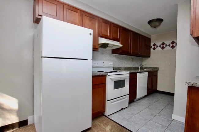 Interior Photo - OAK MANOR -- 052