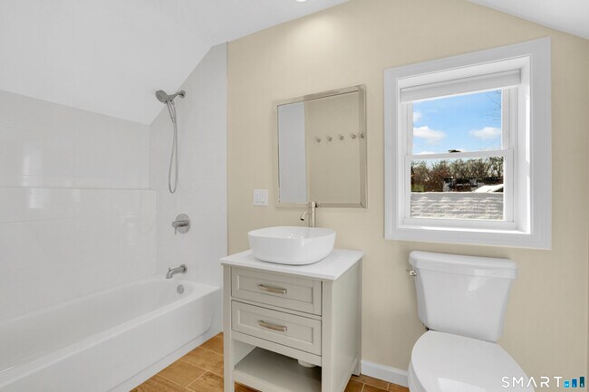 Building Photo - 10 Elm Ave