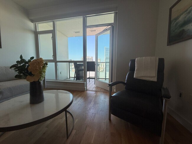 Building Photo - Upscale 2 Bed 2 Bath with Floor-to-Ceiling Windows and Stunning City Views