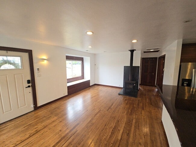 Building Photo - Beautifully designed 2BD/1BA home located near Henderson Center!