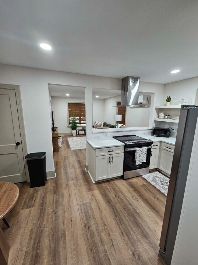 Building Photo - 152 E Orange St