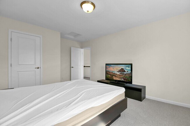 Building Photo - Spacious 3 Bedroom Home with Loft, Elegant...