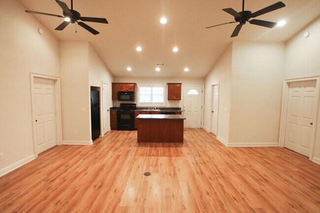 Building Photo - 807 W Longleaf Dr
