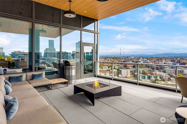 Building Photo - Downtown Luxury 1BR Condo with Sweeping Vi...