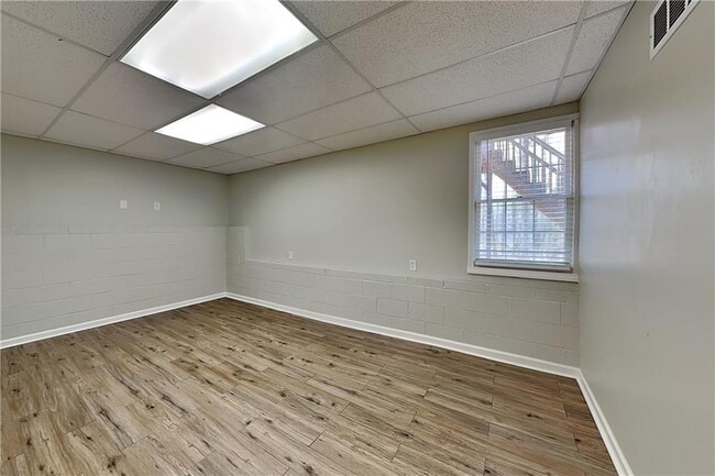 Building Photo - 351 Robin Hood Dr