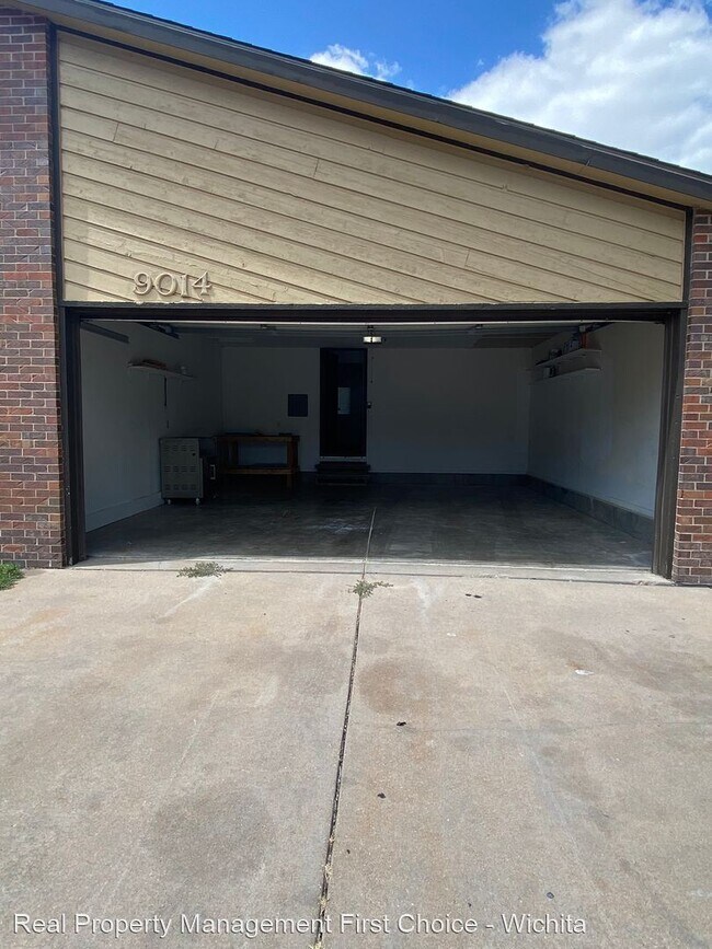 Building Photo - 3 br, 1.5 bath House - 9014 Bluestem St