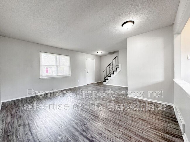 Building Photo - 219 N Oak Dr