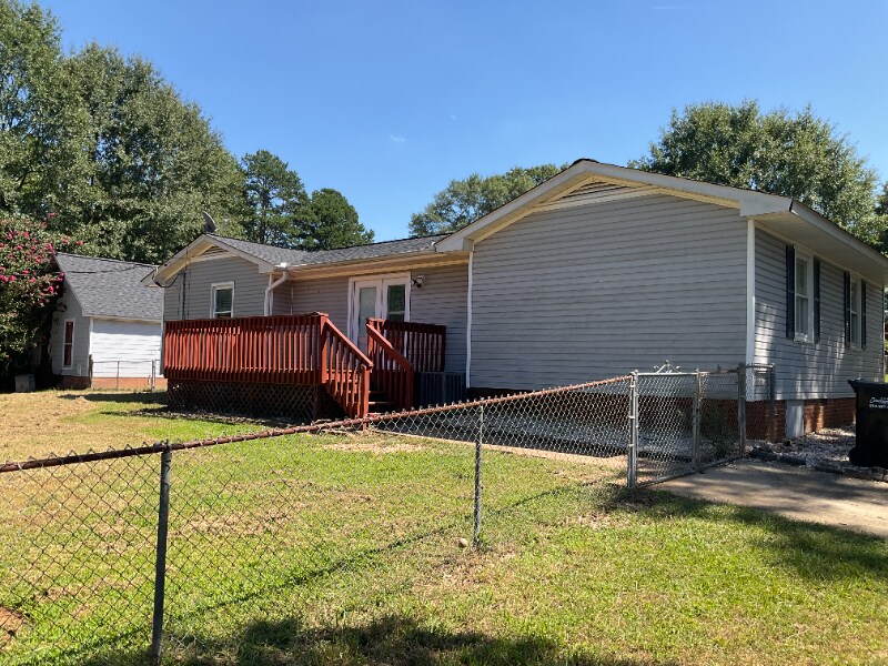 Building Photo - 220 Larchwood Dr