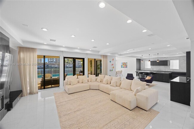 Building Photo - 513 Palm Dr