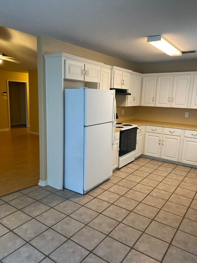 Building Photo - Contact Peggy 501 676 1758  or Heather 501 350 0540