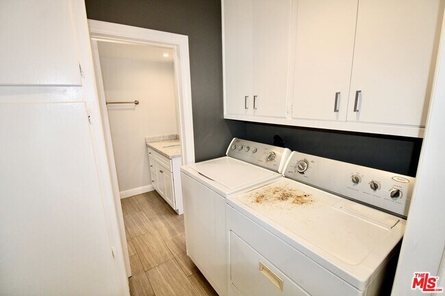 Building Photo - 5415 Coldwater Canyon Ave