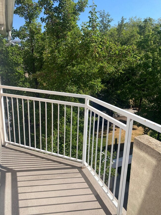 Building Photo - REDUCED RENT (for a limited time) One Bedroom near Utah Valley Hospital, Provo Recreation Center,...