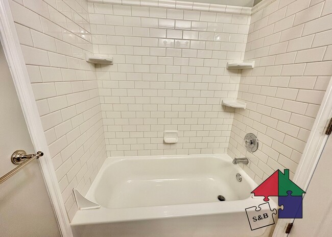 Building Photo - Modern 3 Bedroom 2.5 Bathroom Shelburne Apartment!