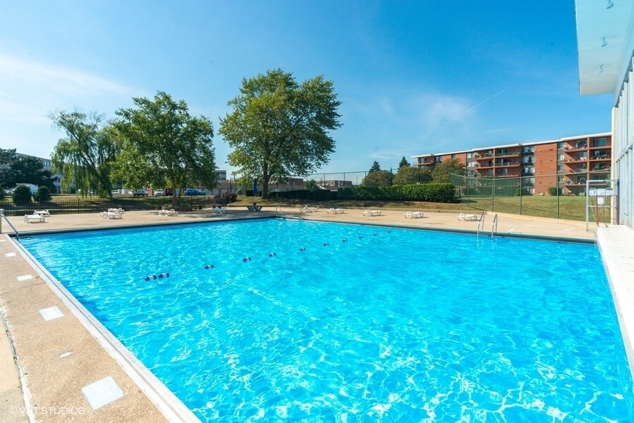 Building Photo - 16 E Old Willow Rd