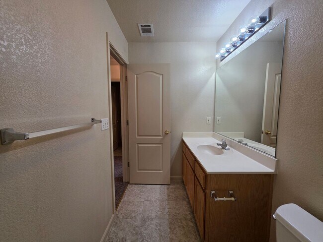 Building Photo - Single story home near CSU Stanislaus!