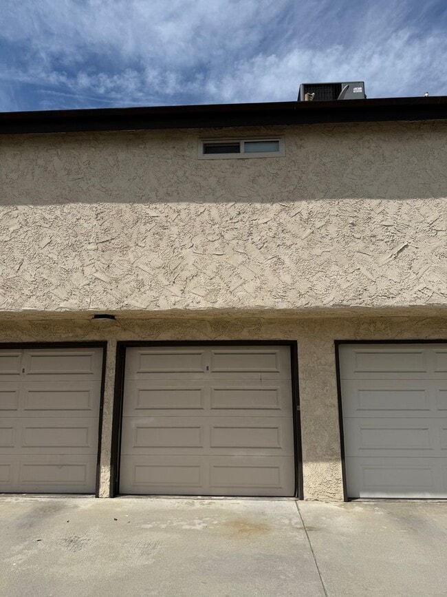 Building Photo - Bright and Airy 2 Story 2 BR/1.5BA townhom...