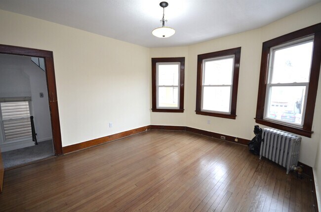 Building Photo - 413 Davis Ave