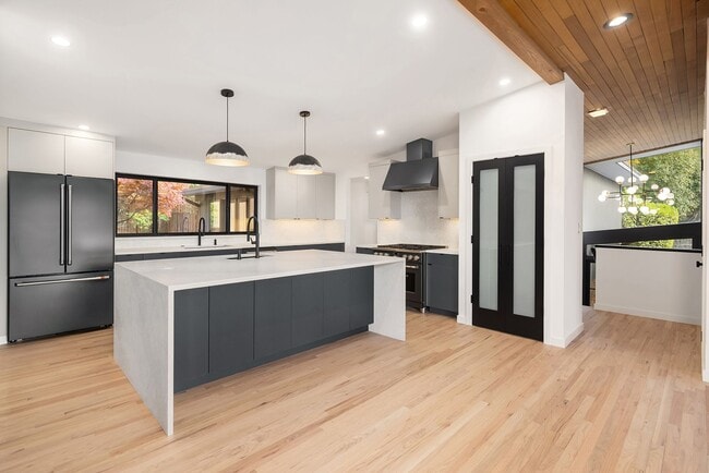 Building Photo - 4148 Boulevard Pl