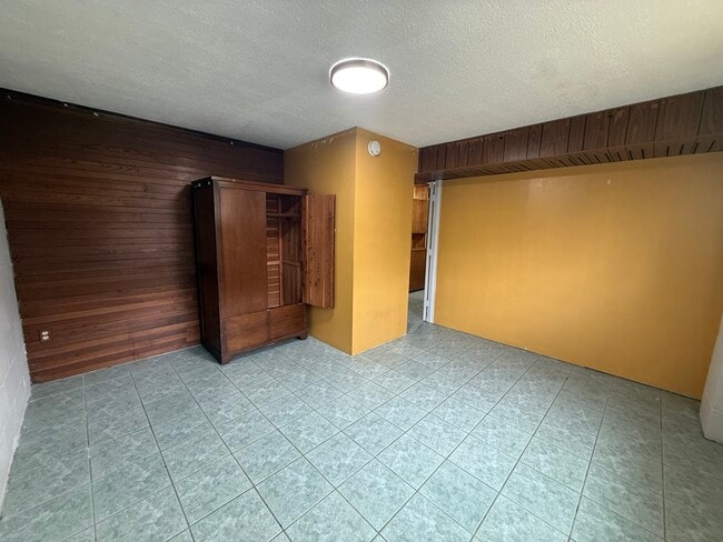 Building Photo - 613 Newberry Dr