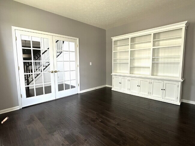 Building Photo - Gorgeous 6-Bedroom 3.5-Bath Colonial in Ma...