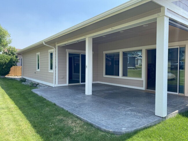 Building Photo - 566 Village Dr