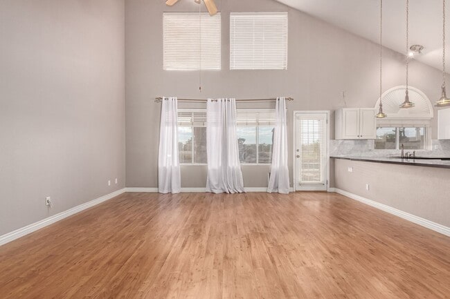 Building Photo - 4 Bedroom 2.5 Bath w/3 Car Garage in Super...