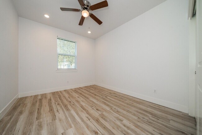 Building Photo - Modern 3-Bed / 2-Bath Home in Redding- Dog...