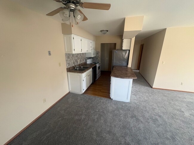 Building Photo - Spacious 2BR/1.5BA 2nd Floor Apartment in Brown Deer – Heat & Hot Water Included, Pool & Undergro...