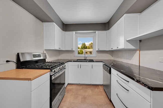 Building Photo - $2,295.00 - 3 Bedrooms, 1 Bathroom, Single...