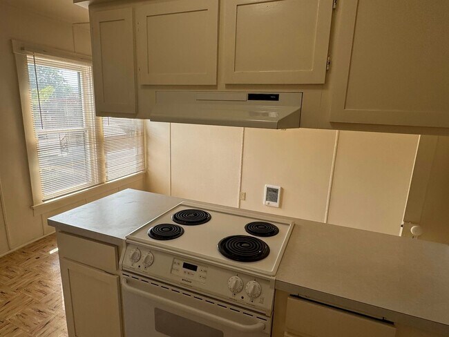 Building Photo - 2 Bedroom in Triplex Near Downtown and Campus