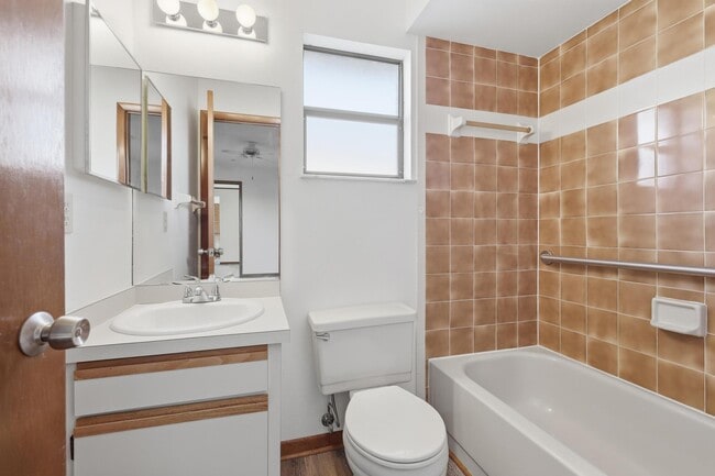 Building Photo - 536 Gaspar Ave