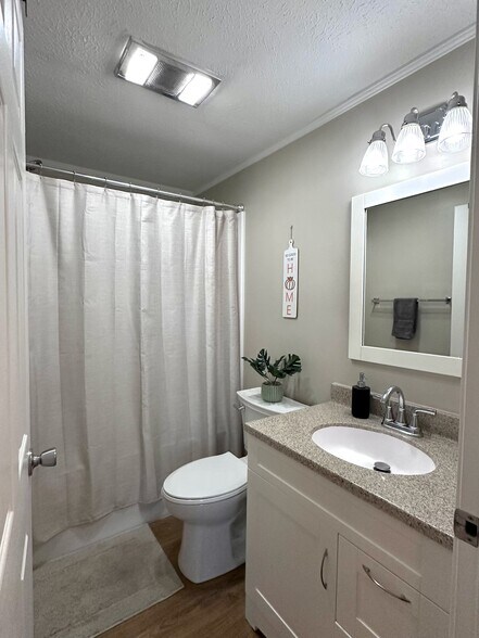 Building Photo - 107 Lakelawn Dr