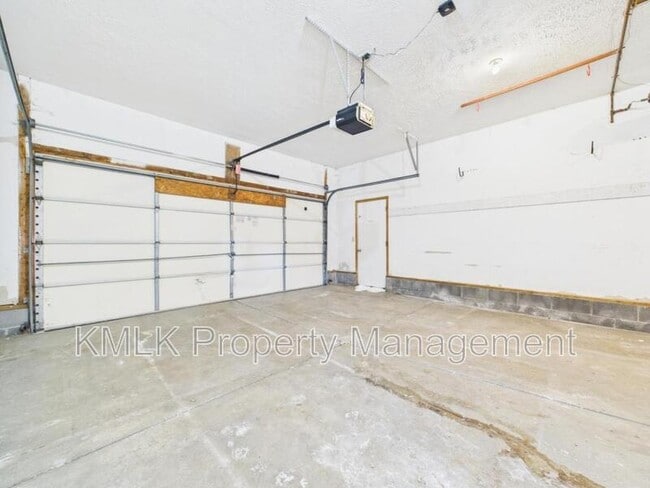 Building Photo - 411 Treeview Dr