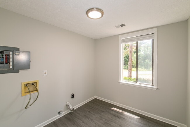 Building Photo - 3941 Kensington Dr