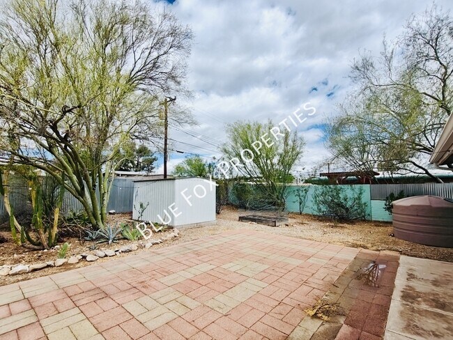 Building Photo - 633 N Avenida Calma
