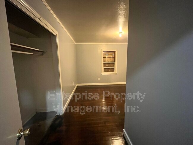 Building Photo - 1848 Woodburn Dr