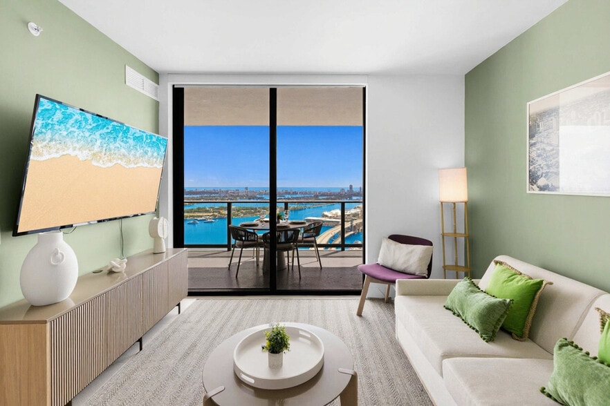 Building Photo - 601 NE 1st Ave